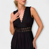 Aurélie - Elegantná čipkovaná šaty s V výstrihom