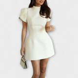 Lily - Mini šaty s výrezom na chrbte a mašľou a krátkymi rukávmi