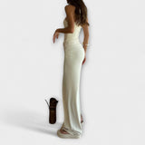 Minna - Zvádzajúce bezramenné šaty s výrezom