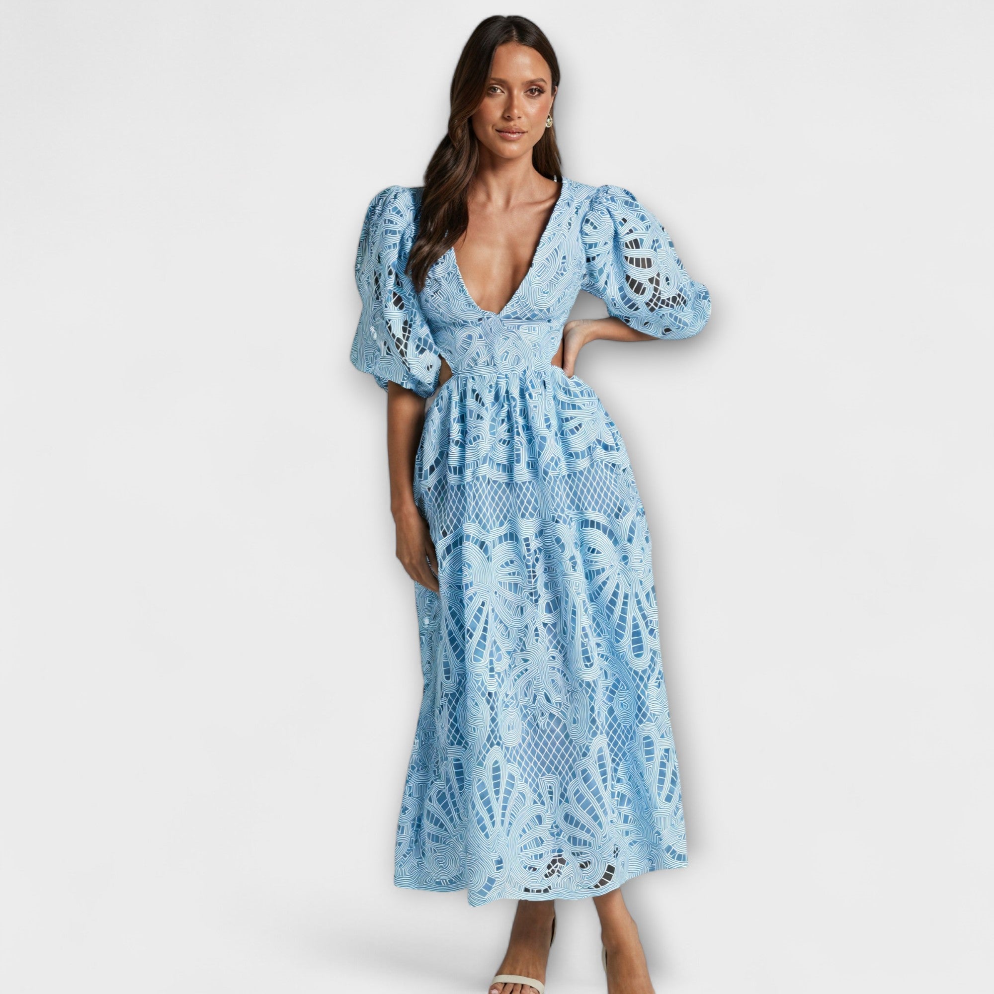 Elegantné šaty s jemnými detailmi