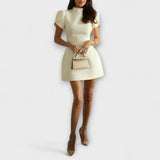 Lily - Mini šaty s výrezom na chrbte a mašľou a krátkymi rukávmi