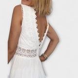 Aurélie - Elegantná čipkovaná šaty s V výstrihom